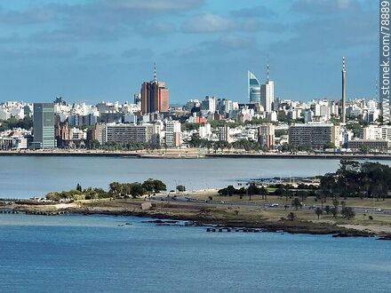 Foto aérea de la rambla Presidente Wilson y la ciudad de Montevideo - Departamento de Montevideo - URUGUAY. Foto No. 78889