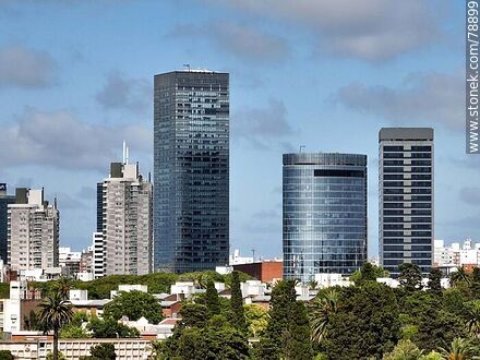 Foto aérea de la torre 4 del World Trade Center Montevideo y los edificios de zona franca - Departamento de Montevideo - URUGUAY. Foto No. 78899