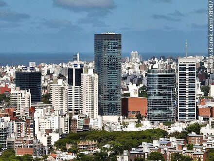 Foto aérea de edificios y torres del barrio Buceo - Departamento de Montevideo - URUGUAY. Foto No. 78907