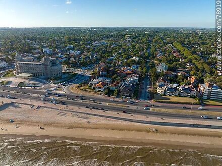 Foto aérea de la playa Carrasco, rambla Rep. de México, hotel Carrasco - Departamento de Montevideo - URUGUAY. Foto No. 78919
