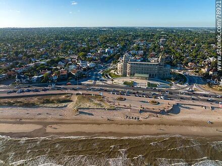 Foto aérea de la playa Carrasco, rambla Rep. de México, hotel Carrasco - Departamento de Montevideo - URUGUAY. Foto No. 78921
