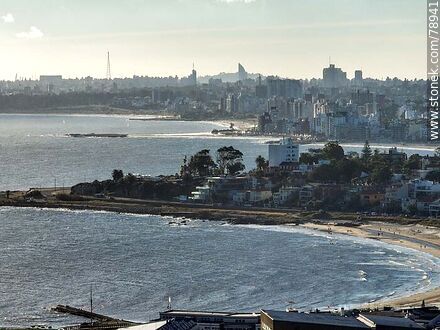 Foto aérea de la Plaza Virgilio y las diferentes playas hacia el oeste - Departamento de Montevideo - URUGUAY. Foto No. 78941