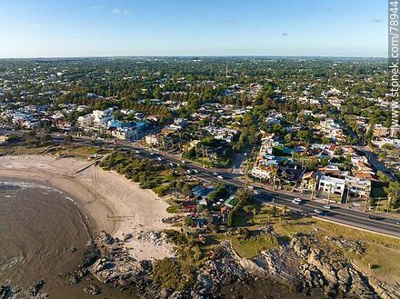 Foto aérea de la playa de los Ingleses y la rambla - Departamento de Montevideo - URUGUAY. Foto No. 78944