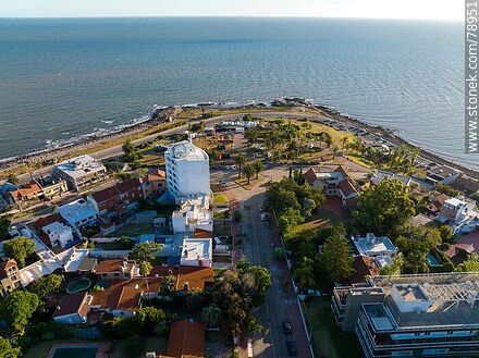 Foto aérea de la Plaza Virgilio hacia el Río de la Plata - Departamento de Montevideo - URUGUAY. Foto No. 78951
