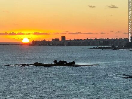 Foto aérea de la puesta del sol y la Isla de las Gaviotas - Departamento de Montevideo - URUGUAY. Foto No. 78978