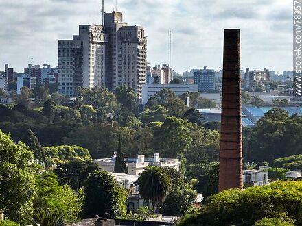 Foto aérea de la chimenea en el hospital de niños Pereira Rossell y el hospital de Clínicas - Departamento de Montevideo - URUGUAY. Foto No. 78957