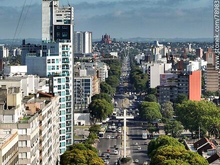 Foto aérea de Bulevar Artigas, la torre del Congreso, la cruz del Papa, el monumento parábola a Luis Battle Berres y la iglesia de Cerrito - Departamento de Montevideo - URUGUAY. Foto No. 78983