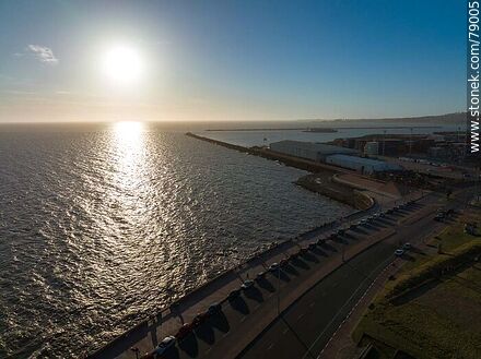 Vista aérea de la escollera Sarandí contra el sol - Departamento de Montevideo - URUGUAY. Foto No. 79005