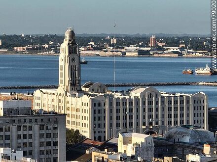 Vista aérea del Comando General de la Armada y la bahía de Montevideo - Departamento de Montevideo - URUGUAY. Foto No. 79020