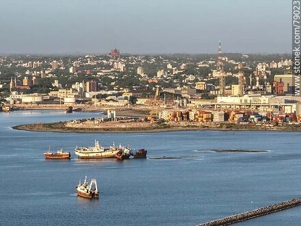 Vista aérea de ampliaciones del puerto y terminal pesquera de Capurro - Departamento de Montevideo - URUGUAY. Foto No. 79023