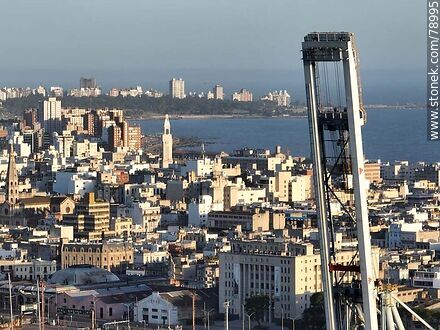Vista aérea de la parte alta de una grúa del puerto, Administración Nacional de Puertos, torre de El Correo, Punta Carretas - Departamento de Montevideo - URUGUAY. Foto No. 78995