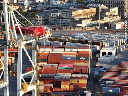 Vista aérea de acopio de contenedores en el puerto. Al fondo el antiguo Club Neptuno - Departamento de Montevideo - URUGUAY. Foto No. 78996