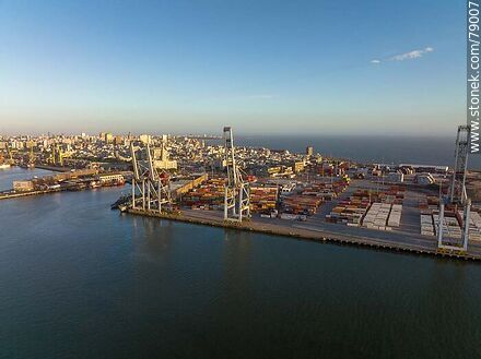 Vista aérea de la Terminal Cuenca del Plata en el puerto de Montevideo al atardecer - Departamento de Montevideo - URUGUAY. Foto No. 79007