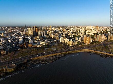 Vista aérea de la Ciudad Vieja y el Centro desde el Río de la Plata al atardecer - Departamento de Montevideo - URUGUAY. Foto No. 79009