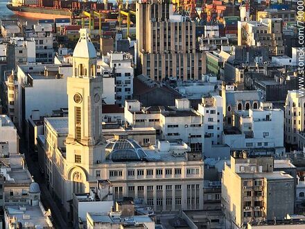 Vista aérea de la sede de El Correo y su torre - Departamento de Montevideo - URUGUAY. Foto No. 79000