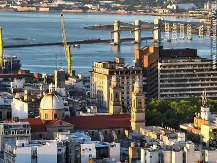 Vista aérea de las cúpulas de la Catedral Metropolitana, Ministerio de Obras Públicas, la bahía y la terminal de carga de granos - Departamento de Montevideo - URUGUAY. Foto No. 79001