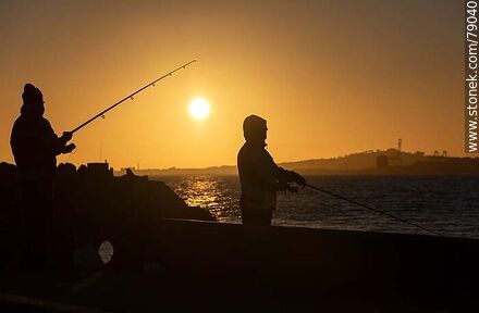 Pescadores en contraluz en Punta Carretas a la puesta del sol - Departamento de Montevideo - URUGUAY. Foto No. 79040