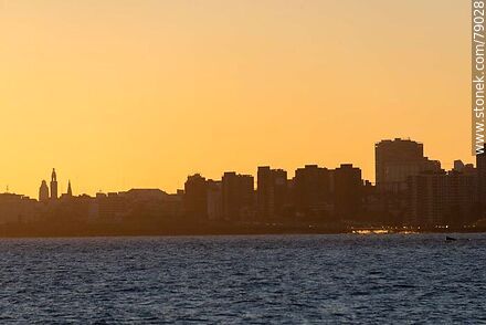 Silueta de las torres de la parroquia San Francisco de Asís, El Correo, el Comando de la Armada y edificios del Centro - Departamento de Montevideo - URUGUAY. Foto No. 79028