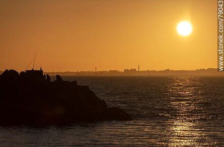 Silhouettes at sunset of fishermen and the Cerro - Department of Montevideo - URUGUAY. Photo #79043