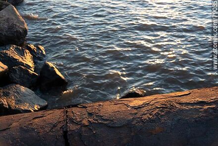 Caño oxidado frente el río -  - IMÁGENES VARIAS. Foto No. 79035