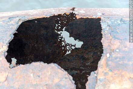 Huecos en un caño cilíndrico oxidado por el salitre -  - IMÁGENES VARIAS. Foto No. 79037