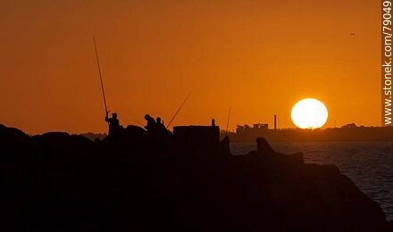 Silueta de pescadores con el sol tocando el horizonte - Departamento de Montevideo - URUGUAY. Foto No. 79049