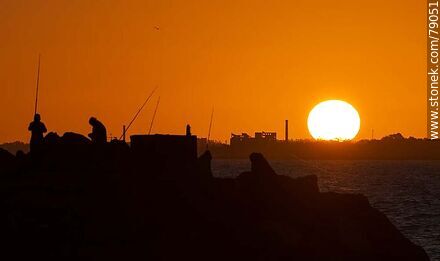 Silueta de pescadores con el sol tocando el horizonte - Departamento de Montevideo - URUGUAY. Foto No. 79051