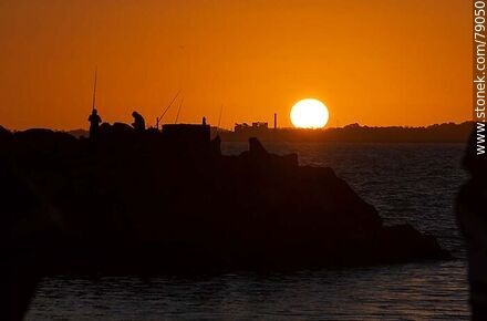 Silueta de pescadores con el sol tocando el horizonte - Departamento de Montevideo - URUGUAY. Foto No. 79050