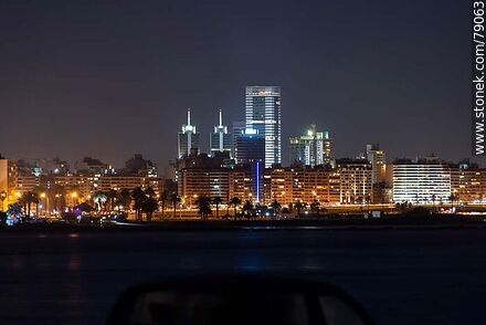 Pocitos y las torres del barrio Buceo iluminadas al anochecer - Departamento de Montevideo - URUGUAY. Foto No. 79063