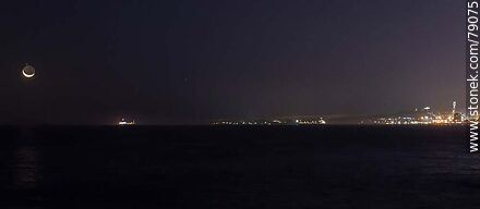 La luna nueva próxima a ocultarse en el mar frente al puerto de Montevideo - Departamento de Montevideo - URUGUAY. Foto No. 79075