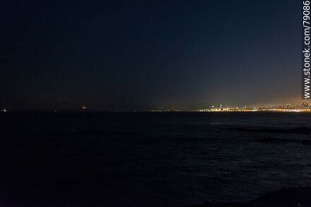 La luna nueva próxima a ocultarse en el mar frente al puerto de Montevideo - Departamento de Montevideo - URUGUAY. Foto No. 79086