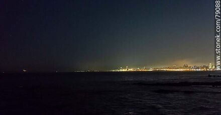 La luna nueva próxima a ocultarse en el mar frente al puerto de Montevideo - Departamento de Montevideo - URUGUAY. Foto No. 79088