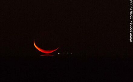 Último destello de luz rojiza de la luna nueva pegada al mar -  - IMÁGENES VARIAS. Foto No. 79089