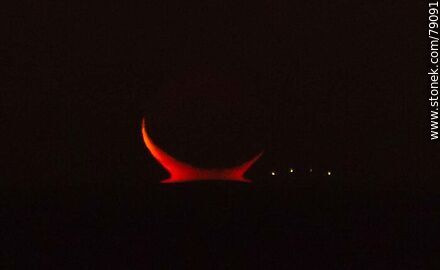 Último destello de luz rojiza de la luna nueva pegada al mar -  - IMÁGENES VARIAS. Foto No. 79091