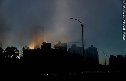 Último resplandor de sol y la bruma sobre la torre 4 del World Trade Center Montevideo - Departamento de Montevideo - URUGUAY. Foto No. 79124