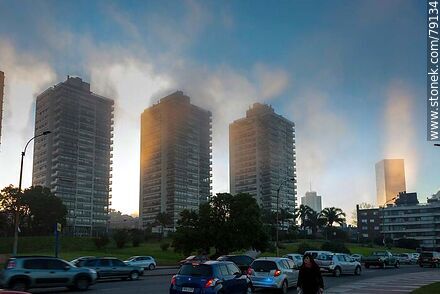 Resplandor en la bruma entre los edificios - Departamento de Montevideo - URUGUAY. Foto No. 79134