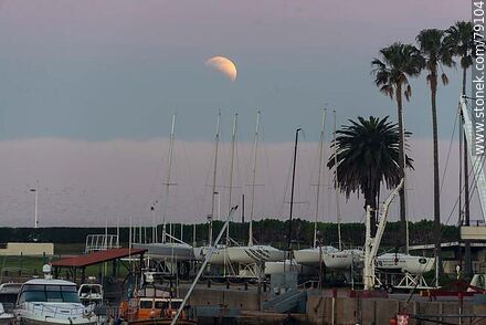 El eclipse parcial de luna que asoma por encima de la bruma marina el 16 de julio de 2019 - Departamento de Montevideo - URUGUAY. Foto No. 79104