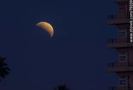Eclipse parcial de luna en el Buceo al anochecer el 16 de julio de 2019 - Departamento de Montevideo - URUGUAY. Foto No. 79109