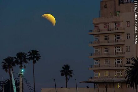 Eclipse parcial de luna con el entorno del Yatcht Club el 16 de julio de 2019 - Departamento de Montevideo - URUGUAY. Foto No. 79111