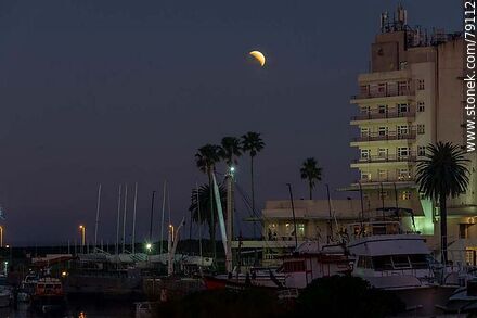 Eclipse parcial de luna al anochecer con el entorno del Yatcht Club el 16 de julio de 2019 - Departamento de Montevideo - URUGUAY. Foto No. 79112