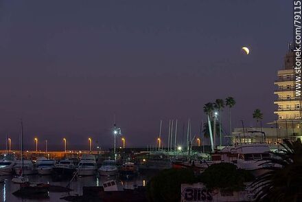 Eclipse parcial de luna al anochecer con el entorno del Yatcht Club el 16 de julio de 2019 - Departamento de Montevideo - URUGUAY. Foto No. 79115