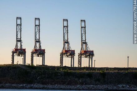 The 4 cranes of the Cuenca del Plata Terminal - Department of Montevideo - URUGUAY. Photo #79144