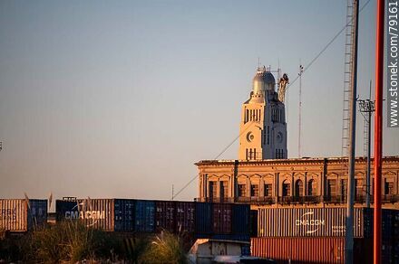 La torre del Comando de la Armada asomando entre contenedores y edificio antiguo - Departamento de Montevideo - URUGUAY. Foto No. 79161