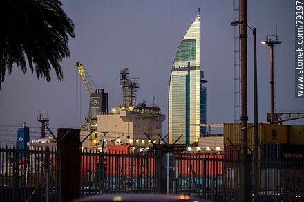 El puerto y la torre de Antel reflejando la última luz solar - Departamento de Montevideo - URUGUAY. Foto No. 79197