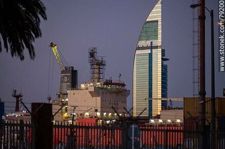 El puerto y la torre de Antel reflejando la última luz solar - Departamento de Montevideo - URUGUAY. Foto No. 79200