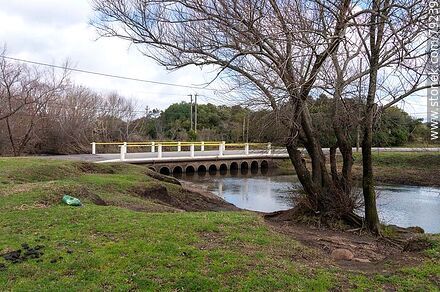Puente en el camino Manuel Oribe sobre el arroyo Pan de Azúcar - Departamento de Maldonado - URUGUAY. Foto No. 79239