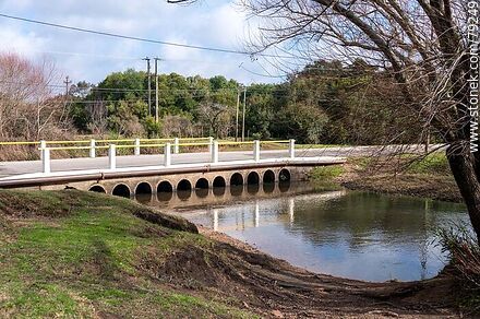 Puente en el camino Manuel Oribe sobre el arroyo Pan de Azúcar - Departamento de Maldonado - URUGUAY. Foto No. 79249