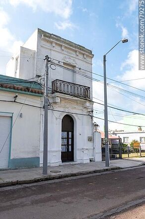 Antigua casa frente a la plaza - Departamento de Maldonado - URUGUAY. Foto No. 79275