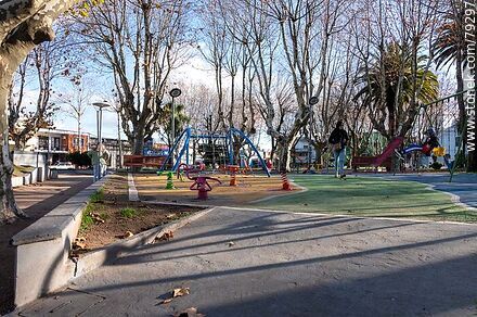 Juegos infantiles en la plaza artigas - Departamento de Maldonado - URUGUAY. Foto No. 79297