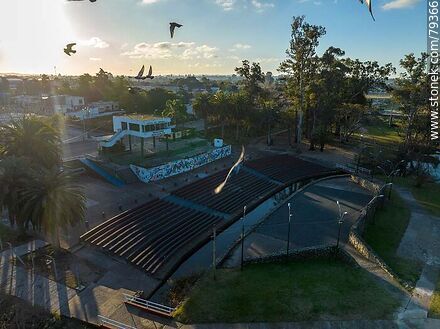 Vista aérea del teatro de Verano Cayetano Silva y palomas en vuelo - Departamento de Maldonado - URUGUAY. Foto No. 79366